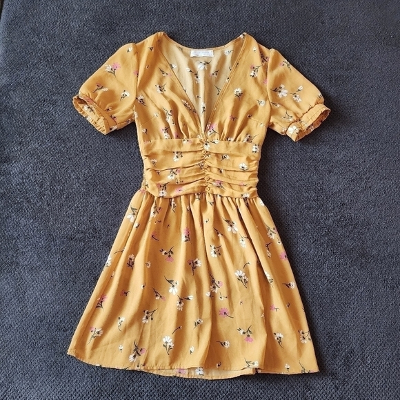 Urban Outfitters Mustard Emmy Ruched Floral Print Short Sleeve Dress size XS - Picture 2 of 5